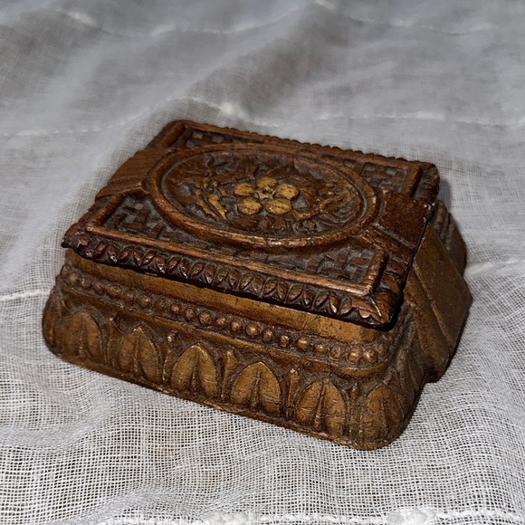 Victorian or Antique Intricately Hand Carved Wooden Trinket Box Removeable Lid - Picture 4 of 16
